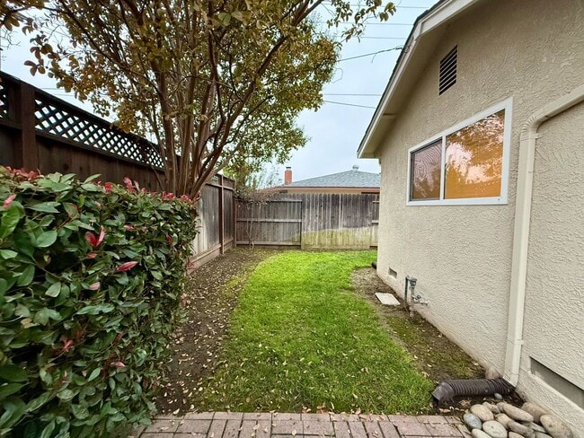 Building Photo - Conveniently located single story home!