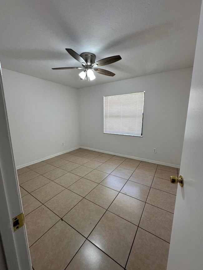 Building Photo - 1217 Schumann Dr