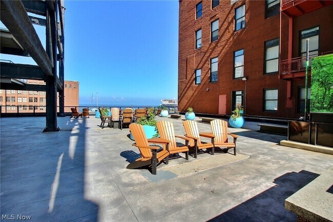 Building Photo - 701 W Lakeside Ave