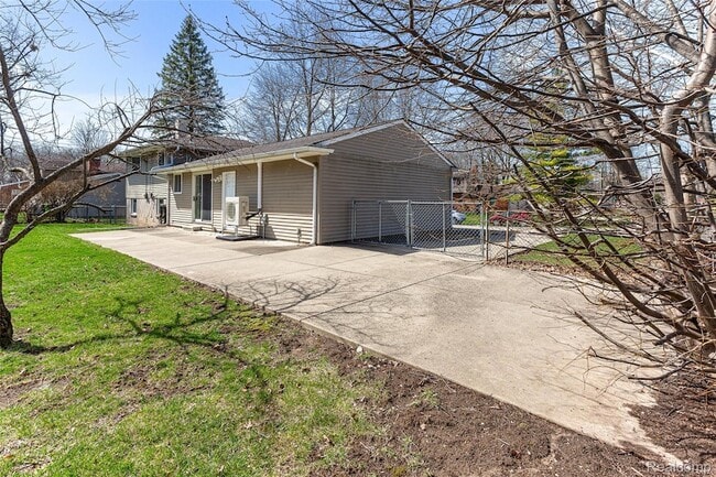 Building Photo - 25690 Glamorgan Dr