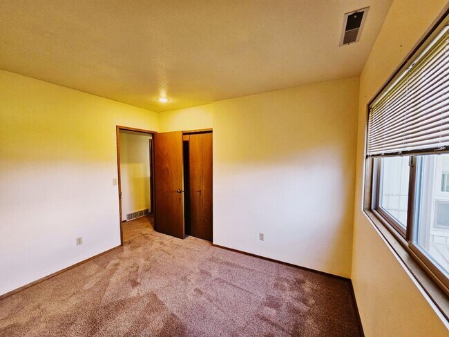 Building Photo - 4 Bed 2.5 Bath Kirkland - Lake WA Schools