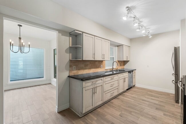 Building Photo - 1928 Augusta Dr