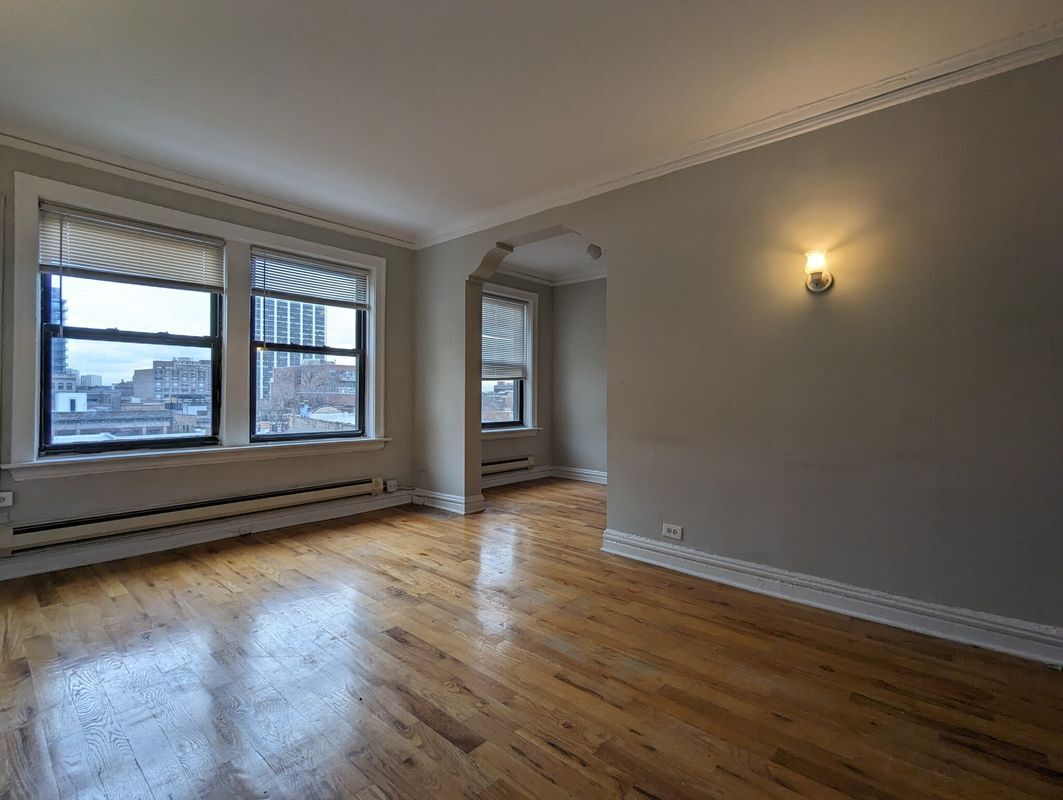Building Photo - 425 W Roscoe St