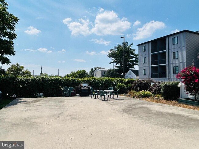 Building Photo - 521 Leverington Ave