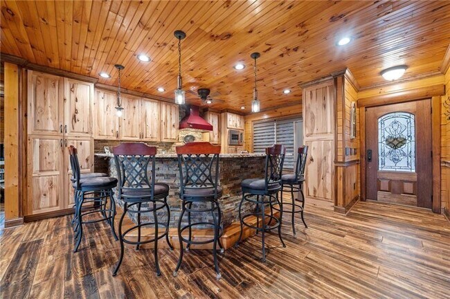 Building Photo - 5281 Laurel Ln