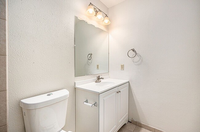 Building Photo - 2 Bedroom 2 Bathroom Townhome in Central A...