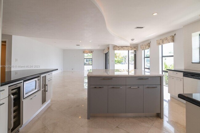 Building Photo - 76 Isle of Venice Dr