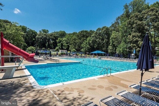 Building Photo - Beautiful End Unit Townhome in Bluffs At Deep Creek!