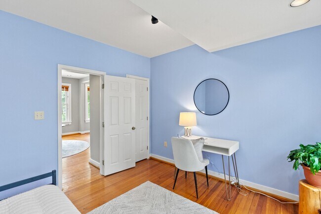 Building Photo - Spacious Kent Home | 6 Bed | 4 Bath | 4,000 Sf | Front Porch + Backyard | Detached 4-Car Garage
