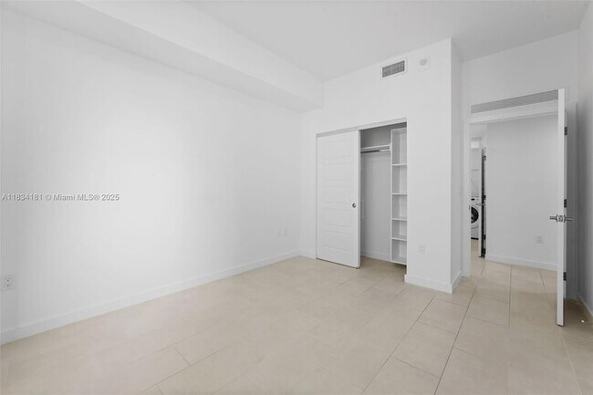 Building Photo - 2150 N Bayshore Dr