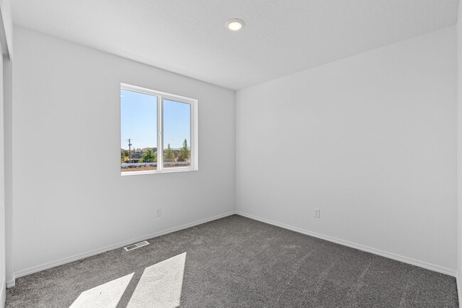 Building Photo - Lease special, save $900.00 if you sign an...
