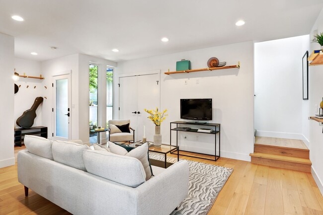 Building Photo - 2bd/1.5ba Seattle Condo