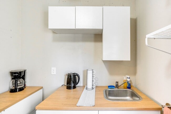 Building Photo - Renovated 2 Bedroom + Den w/ Private Garden Access