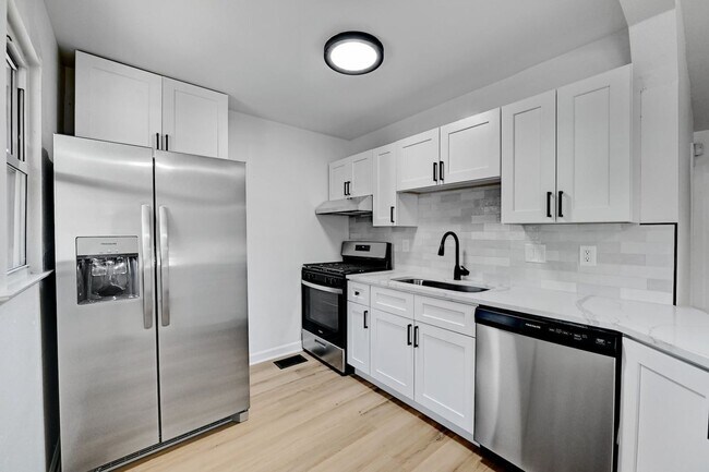 Building Photo - 8 bed 5 Bath house in center of West campus Pre Lease Aug 2026