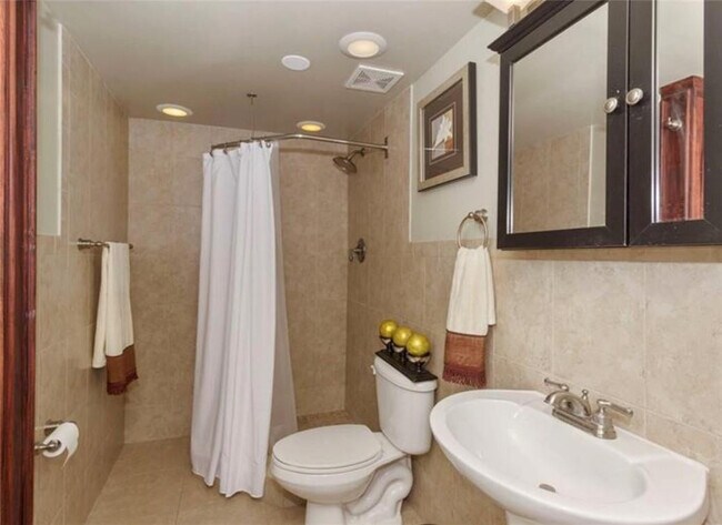 Building Photo - 5276 NE 6th Ave