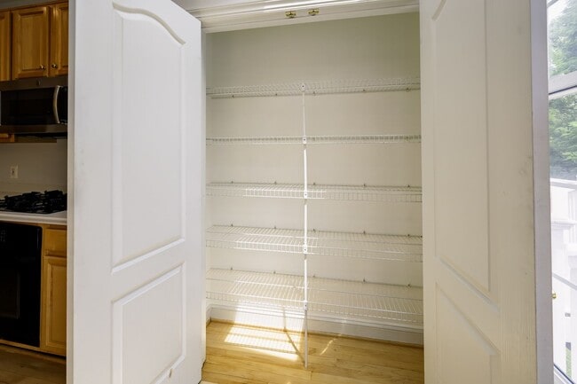 Building Photo - Tower Oaks First-Time Townhome in Rockville is Move-in Ready!