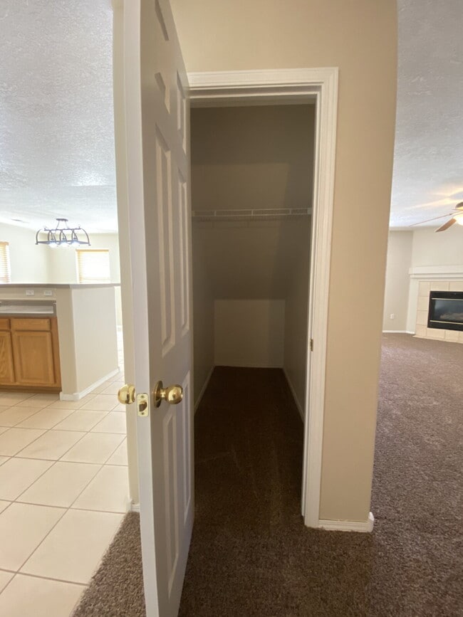 Building Photo - COMMUNITY POOL - LARGE 4 BEDROOM - Master Upstairs