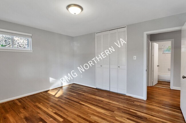 Building Photo - 5207 Gainsborough Dr