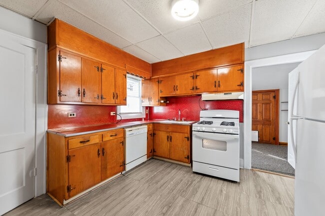 Building Photo - Charming 2-Bedroom Home with Fenced Yard –...