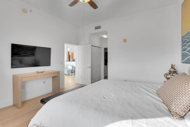 Building Photo - 806 E Windward Way