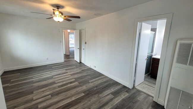 Building Photo - Large 3 Bedroom 2 Bath House!