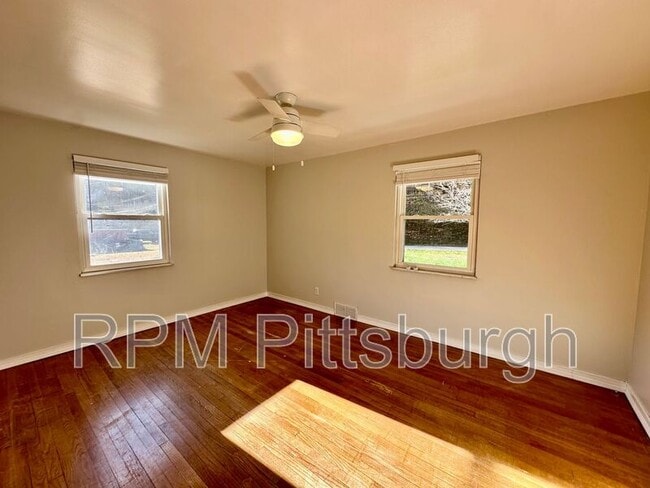 Building Photo - 208 Bridge St