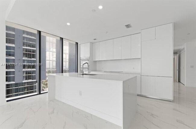 Building Photo - 700 NE 24th St