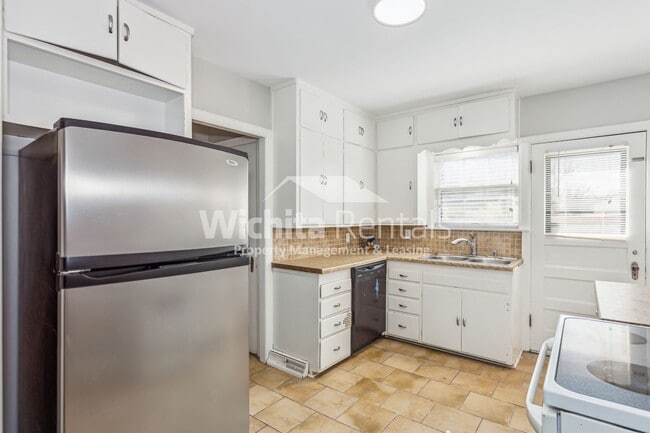 Building Photo - Charming 3 bedroom, 1.5 bathroom home, wit...