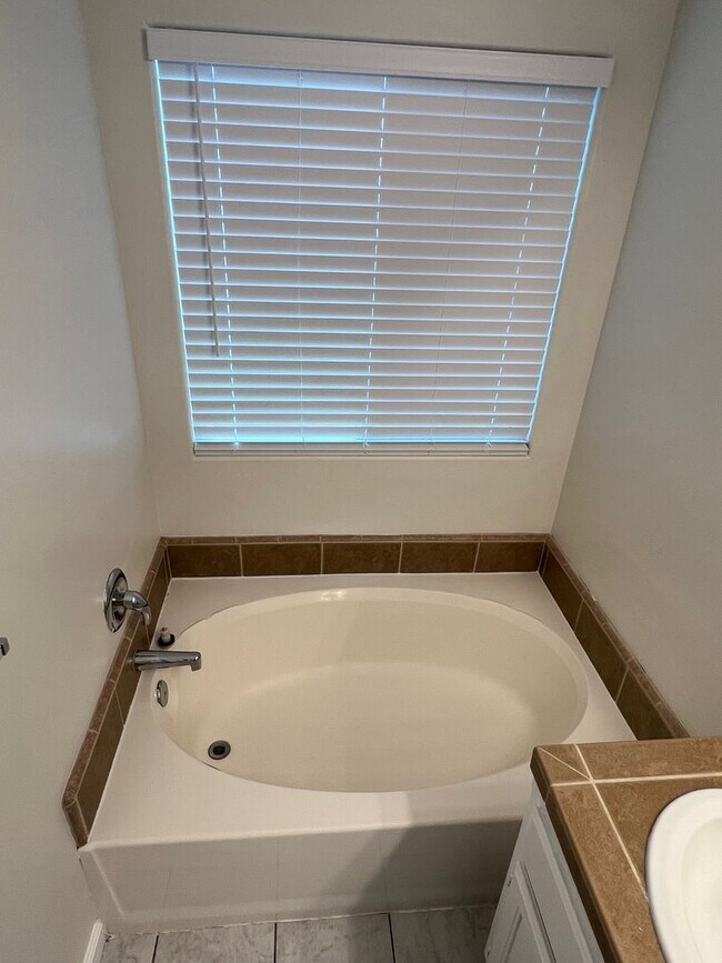 Building Photo - Spacious SW Bakersfield home!