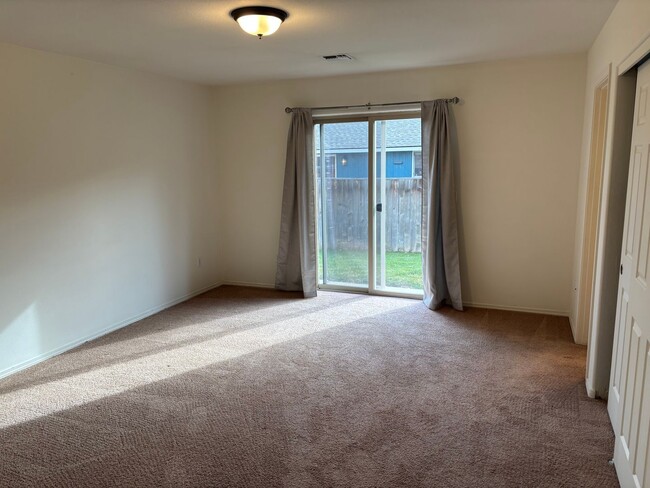 Building Photo - Bend Home with Fully Fenced Backyard and P...