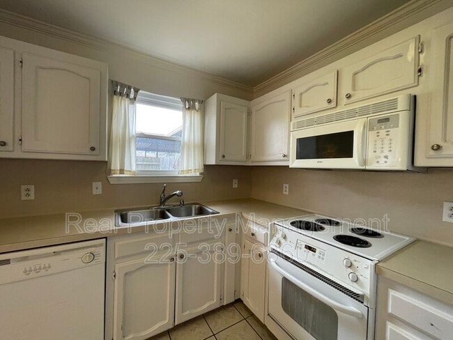 Building Photo - 9841 Siegen Ln