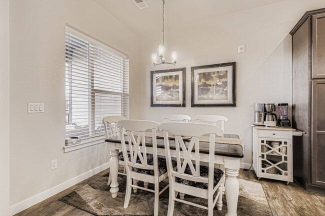 Building Photo - 808 Schlagel St