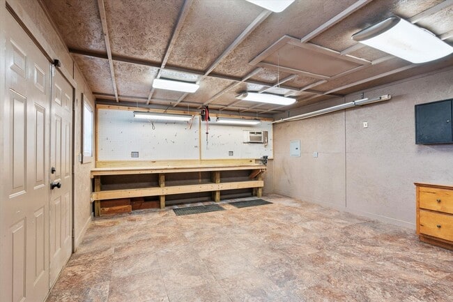 Building Photo - Charming Farmhouse on the West Side of Ath...