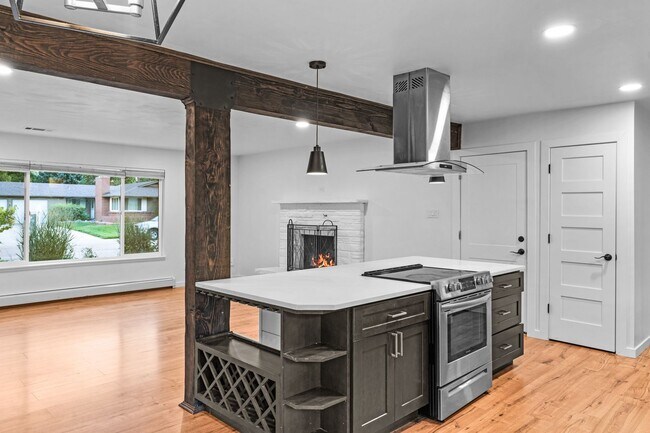 Building Photo - Charming and Renovated 4 Bedroom 2 Bathroo...