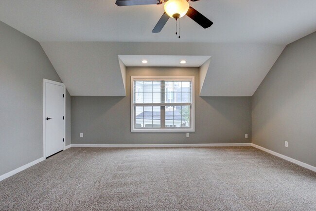 Building Photo - Executive Home on Cul de sac off exit 8.  Hurry.