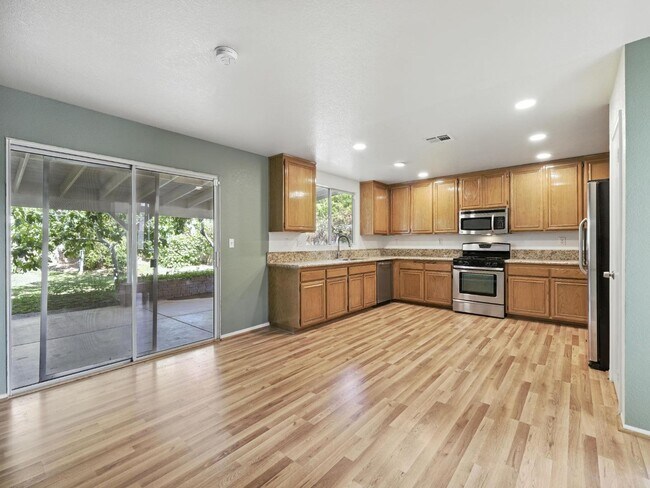 Building Photo - 44131 Sunmist Ct