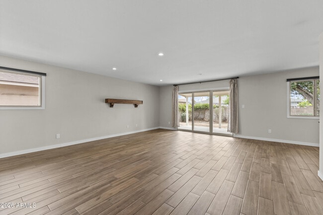 Building Photo - 1229 E Manhatton Dr