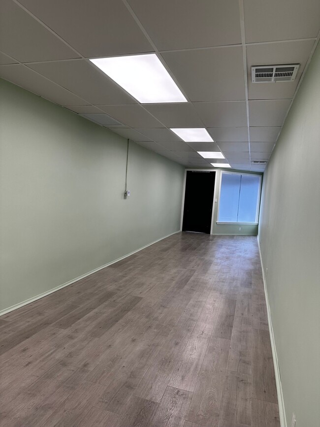 Building Photo - 1105 E Chevy Chase Dr