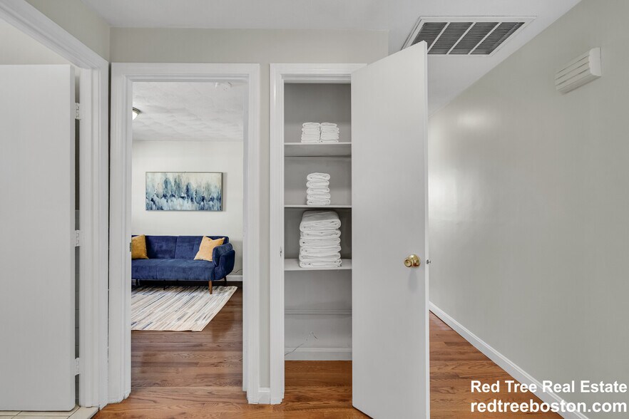 Building Photo - 74-76 Dunboy Unit 2