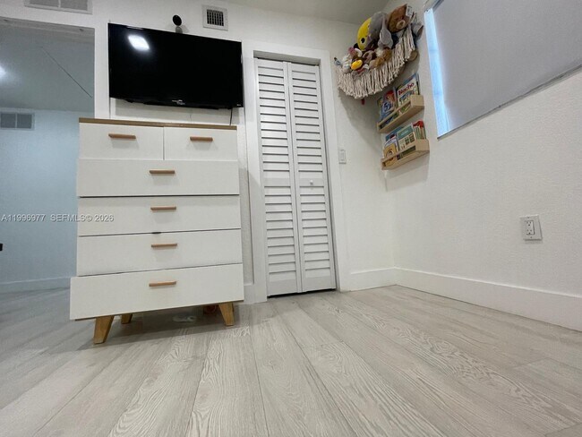 Building Photo - 325 NW 19th Ln