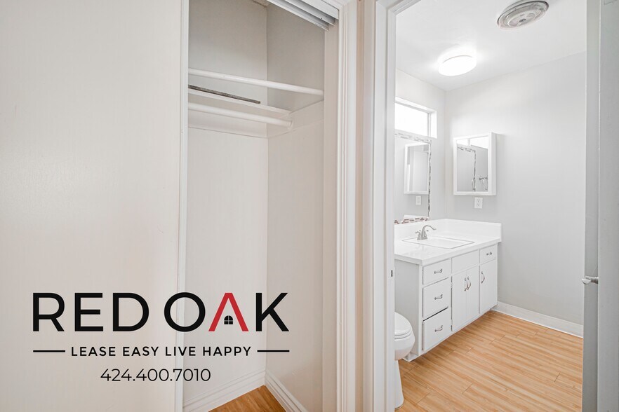 Building Photo - 15405 Vanowen St