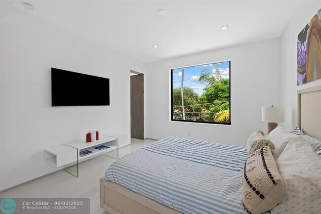 Building Photo - 401 Lido Dr