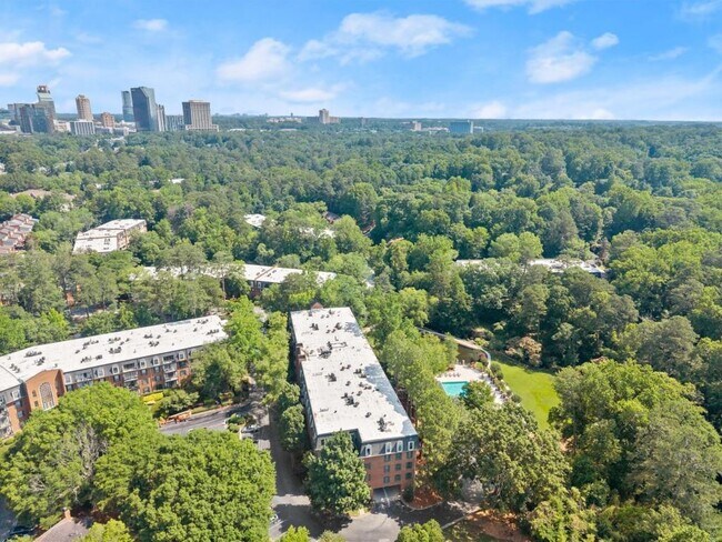 Building Photo - 25312 Plantation Dr NE