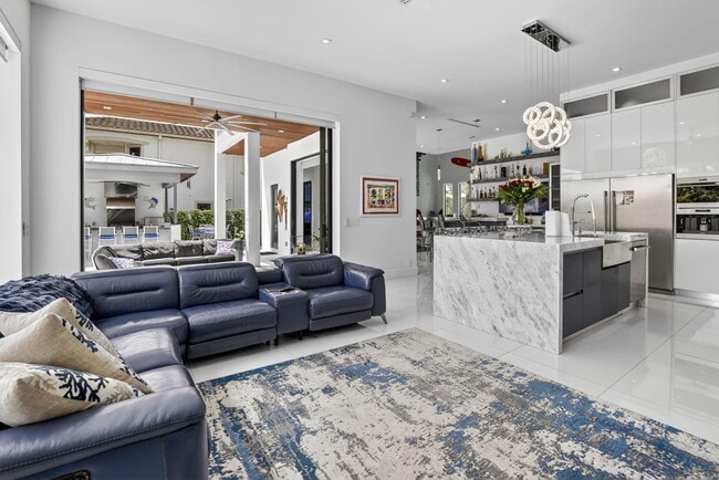 Building Photo - 334 Isle of Capri Dr