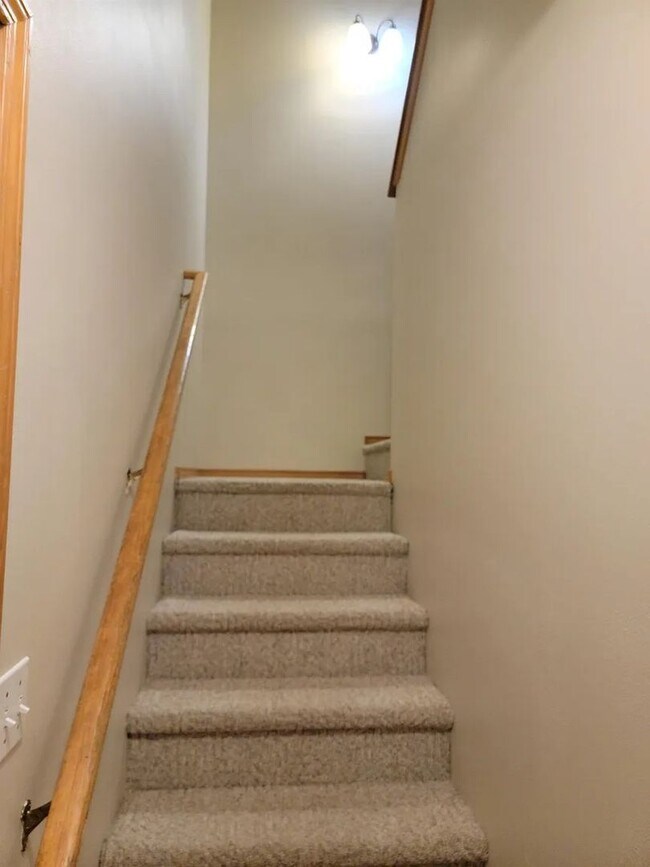 Building Photo - 3 Bedroom 2.5 Bath Townhouse