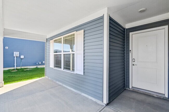 Building Photo - Fantastic 3bd/2ba home! Coming soon!