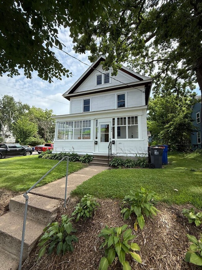 Primary Photo - 688-690 Fairview Ave N