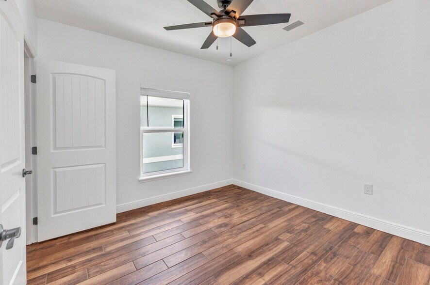 Building Photo - 415 Carmalita St