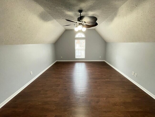 Building Photo - Jordan Ridge Bordeaux area home with bonus...