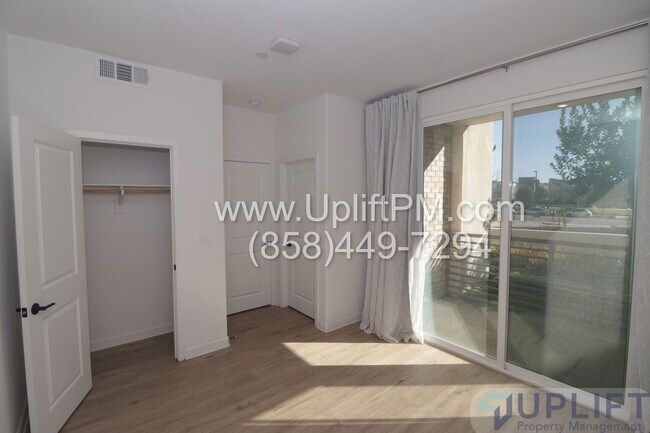 Building Photo - 4 Bed 3.5 Bath Townhome in Chula Vista w/ Washer/Dryer and 2-Car Garage